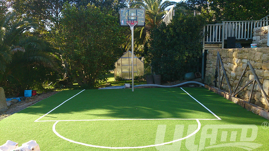 仿真草坪鋪裝的籃球場(chǎng)