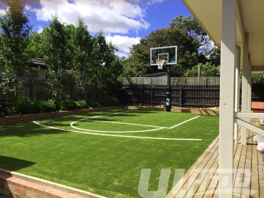 仿真草坪鋪裝的籃球場(chǎng)