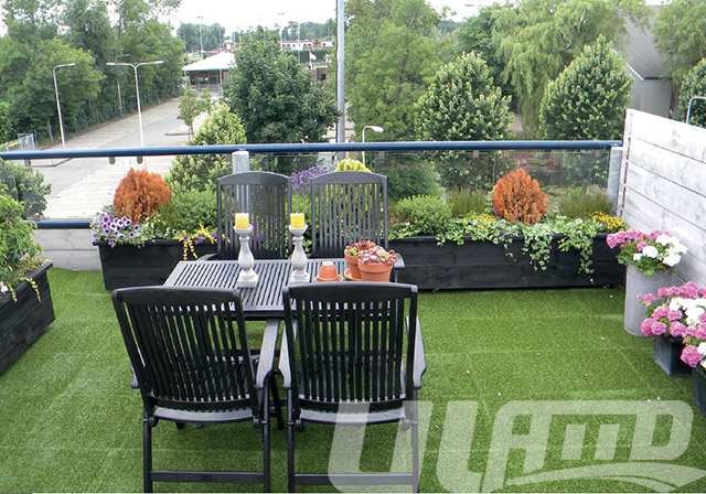 露天陽臺使用仿真草坪好嗎