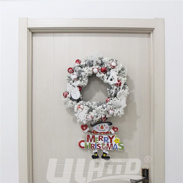 懸掛在門上的圣誕花環(huán)