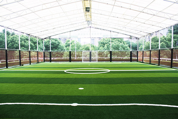 仿真草坪鋪裝的籠式足球場(chǎng)